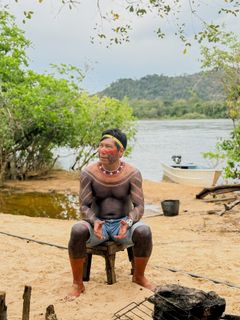 Kaiti Kayapo er miljøforkjemper og patruljeleder på patruljestasjonen i Xingu-elven i Brasil. Stasjonen markerer inngangen til urfolksterritoriet Kayapo. Ulovlig fiske og ulovlige gullgravere er blant de store truslene urfolket står overfor.
