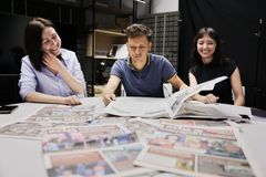 Moldovas største avis, Ziarul de Gardă (ZdG), har fått norsk støtte for å drive gravejournalistikk. Journalist Natalia Zaharescu (t.v.) har vært undercover og avslørt russiske trollfabrikker i Moldova. Her sammen med nyhetsredaktør Victor Mosneag og ekspert på sosiale medier Mihaela Melnic.