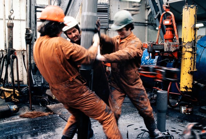 Tre petroleumsarbeidere på oljepalttform i Nordsjøen