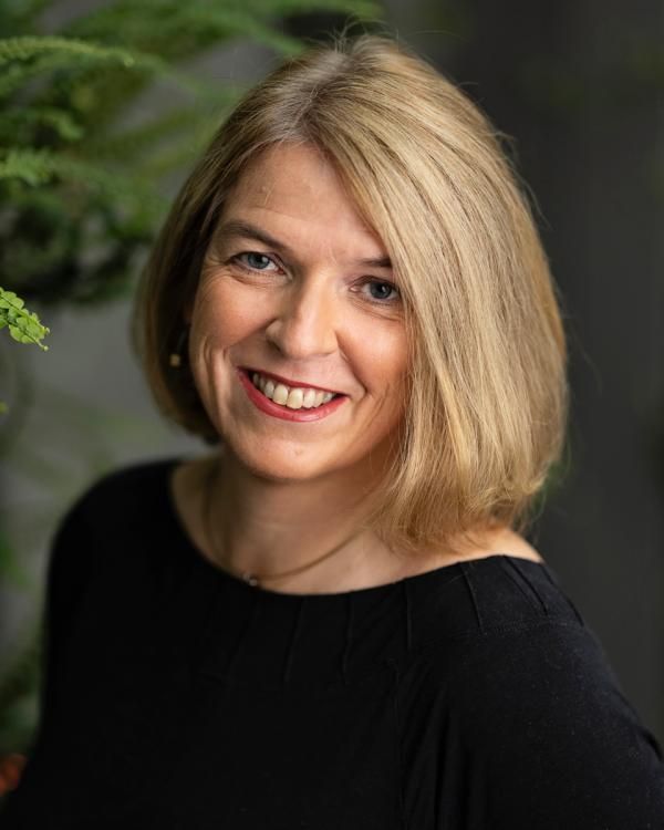 Oddveig Storstad finner at fallet i støtte til likestilling henger sammen med bruk og tilliten til sosiale medier. – Det er lite forskning på hvordan influensere også er politiske påvirkningsagenter, sier professoren. Foto: NTNU