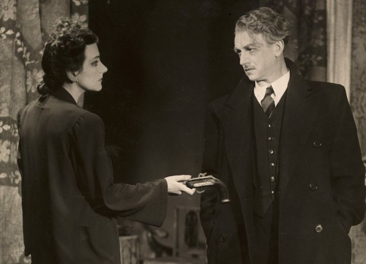 Lillebil Ibsen og Ola Isene i en scene fra Hedda Gabler-oppsetningen på Det Nye Teater, september 1943