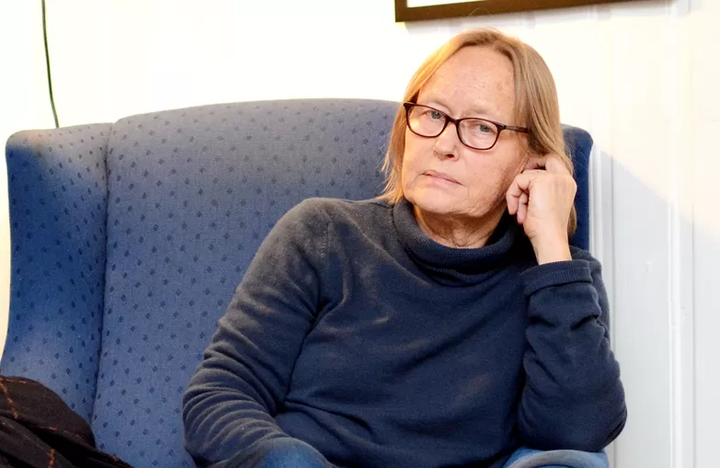 Professor Inger Vagle sittende i en blå lenestol