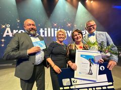 Deltas tre topptillitsvalgte, 2. nestleder Ola Yttre (t.v.), 1. nestleder Marit Solheim og forbundsleder Trond Ellefsen hyllet årets tillitsvaalgt, Ingvild Merethe Bakken fra Nord-Fron kommune.