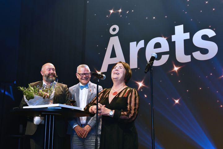 Ingvild Merethe Bakken fra Nord-Fron kommune er kåret til årets tillitsvalgt i Delta. Her sammen med 2. nestleder Ola Yttre (t.v.) og forbundsler Trond Ellefsen.