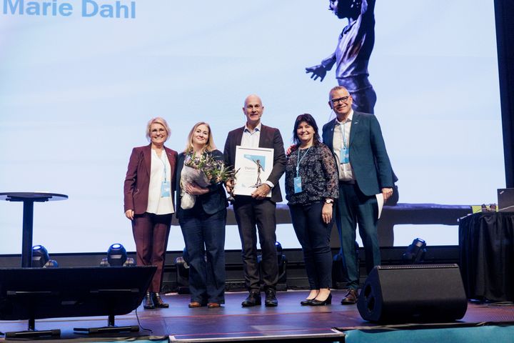Vinner av Delta sin Arbeidsgiverpris 2025 er Tysvær kommune: Fra venstre prisutdeler Marit Solheim, 1.nestleder i Delta, HR-sjef Kristin Marie Dahle og kommunedirektør Sigurd Eikje i Tysvær kommune sammen med en av de som nominerte Tysvær kommune til prisen, Deltas hovedtillitsvalgt Bente Irene Førland. Ytterst til høyre forbundsleder Trond Ellefsen i Delta. Foto: Adrian Nielsen