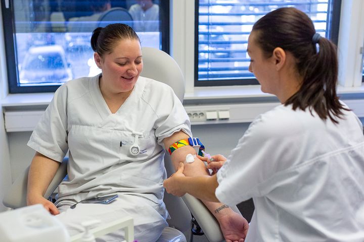 Som helsesekretær jobber du med å ta imot pasienter og yte service overfor både pasienter og kollegaer. Du utfører kontor- og sekretæroppgaver, samt betjener laboratoriet og skiftestuen. Aktuelle arbeidssteder er legekontorer, sykehus og helsesentre.