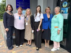 Helsesekretær Gro Buttingsrud fra Asker trodde nok ikke hun skulle bidra til å skrive helsehistorie da hun valgte å bruke deler av sommerferien sin til å hjelpe nødstilte naboer i Ukraina. Bildet er tatt ved inngangen til et legekontor i Bucha, en forstad til Kyiv, og viser Gro Buttingsrud og lederen for Zdorovi, Nataliia Tulinova, sammen med legen Oksana, og lokale ansatte.