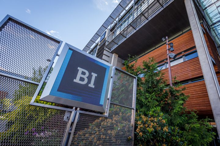 Logo utenfor Handelshøyskolen BI campus Oslo