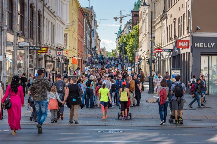 Handlegaten Karl Johan på en travel sommerdag
