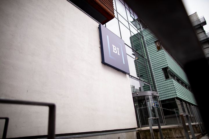 BI-logo ved Handelshøyskolen BIs Campus i Nydalen i Oslo
