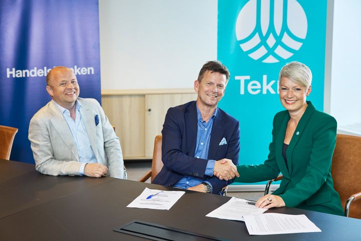 Landssjef i Handelsbanken Arild Andersen og Generalsekretær i Tekna Line Henriette Holten har signert den nye bankavtalen som skal komme Tekna-medlemmer til gode. Her sammen med viseadministrerende direktør i Handelsbanken Christian Dahl (til venstre)