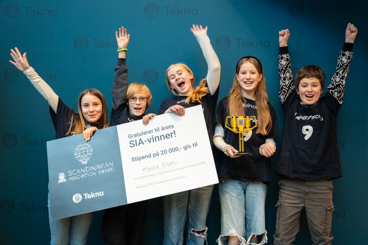 Fornøyd gjeng fra Lyngdalen skole vinner førstepremien og en sjekk på 20 000 kroner