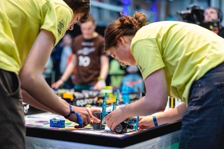 Barn og unge i hele landet møtes i helgen for å konkurrere om å bygge de beste LEGO-robotene