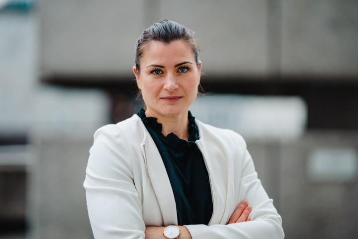 Nyutdannede skal få betalt når de jobber, krever Tekna-president Elisabet Haugsbø.