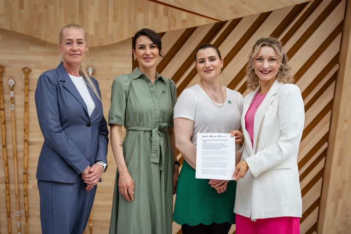 President Elisabet Haugsbø i Tekna overrekker anbefalinger om digital suverenitet til digitaliseringsminister Karianne Tung, sammen med visepresident i NITO, Safina de Klerk og direktør i Forbrukerrådet, Mette Fossum.