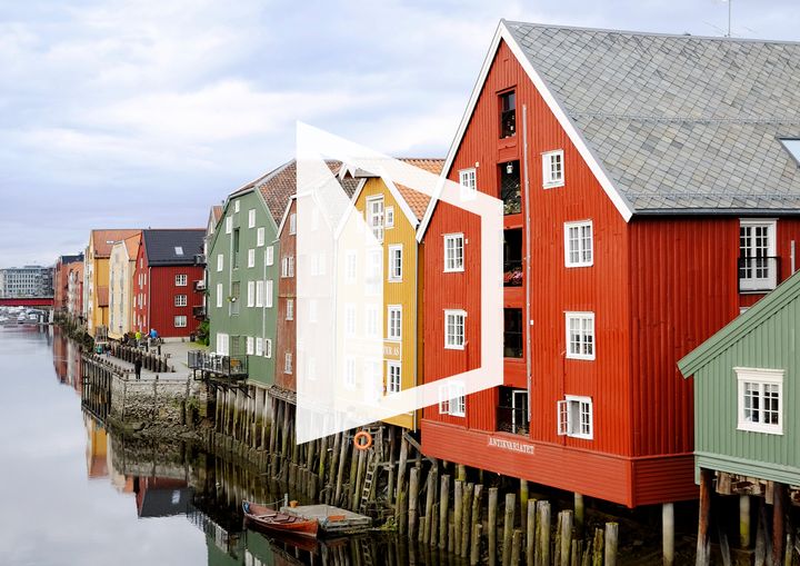 Trondheim, hus langs elven med Eiendom Norge logo over