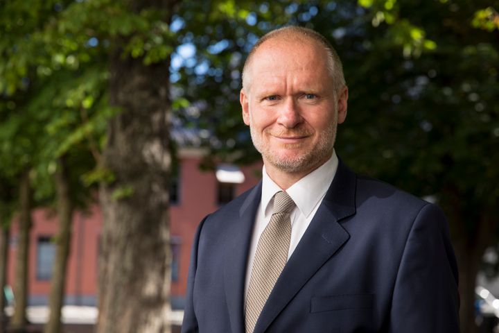 Henning Lauridsen i Oslos gater iført dress