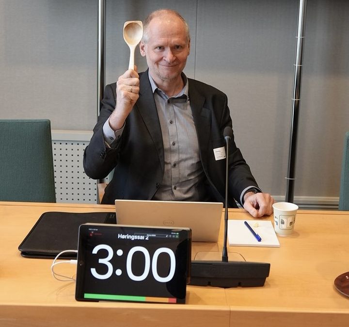 Administrerende direktør i Eiendom Norge, Henning Lauridsen med tresleiv i hånden under høring i Justiskomiteén. Foto: Eiendom Norge.