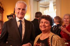 Statsminister Jonas Gahr Støre og Nirmala Eidsgård (Buddhistforbundet og styremedlem i STL)