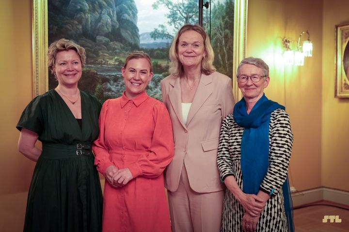 Birte Nordahl (generalsekretær i STL), Lene Vågslid (barne- og familieminister), Bente Estil (leder familie- og kulturkomiteen på Stortinget) og Kristine Høiland (styreleder i STL)