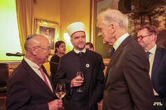 Ervin Kohn (Det nasjonale samarbeidsrådet for jøder i Norge) og Senaid Kobilica (Muslimsk dialognettverk), i samtale med Jonas Gahr Støre