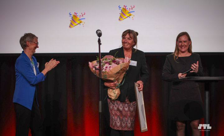 Bente Sandvig mottar STLs ærespris fra Lene Vågslid og Kristine Høiland