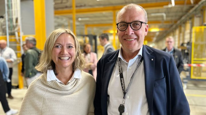 Konserndirektør i Schibsted News Media, Siv Juvik Tveitnes og administrerende direktør i Schibsted Trykk, Bjarne Andersen er på plass for å feire åpningen av det nye trykkeriet i Vestby.