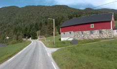 Her, ved Lote, skal Statens vegvesen, skifta ei stikkrenne. Foto: Vegbilder