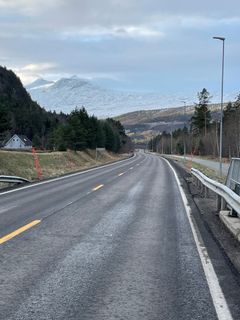 Ny asfalt på E6 i Øvre Saltdal. Ørfjellet / Ovbàgàjsse (1751 moh) hviler i synsfeltet når man kjører sørover.