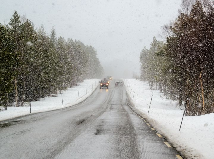 Når det er vinter endrer kjøreforholdene seg raskt, og du kan ikke forvente is- og snøfrie veier. Beregn at du må bruke lengre tid om vinteren, og kjør etter forholdene.