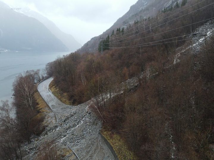 Et større sørpeskred har gått på rv. 13 ved Byrkjanes i Odda og stenger vegen.