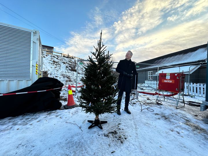 Samferdselsminister Jon-Ivar Nygård mener Statens vegvesen viser vei på hva man kan få til for å få ned utslipp fra veganlegg. - Det passer bra å bygge miljøgate med elektriske anleggsmaskiner, mener Nygård som tente et juletre på Gran med strøm fra ladeanlegget til Hafslund.