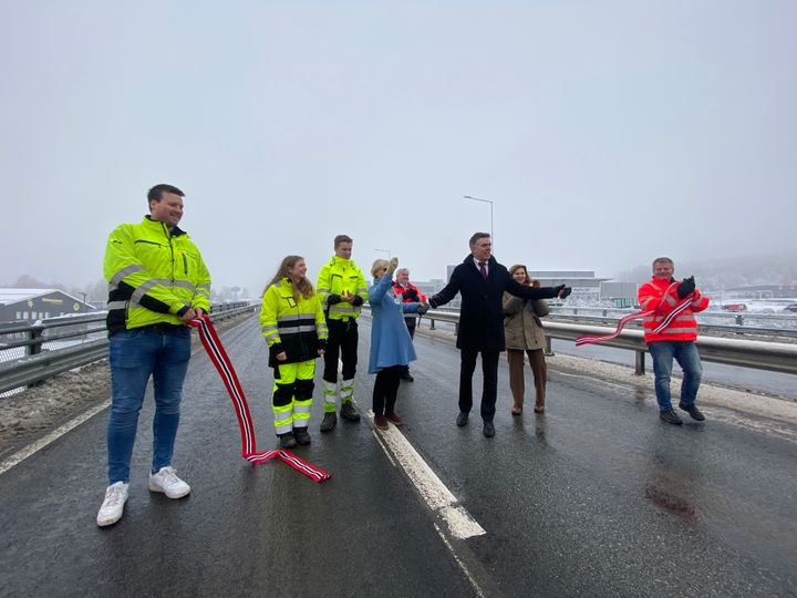 Stemningen var god da statssekretær Jakob Bjelland kuttet snora på rv. 4 Sandvoll - Amundrud i desember 2022 sammen med prosjektleder Jan Erik Kvarberg i Anlegg øst, lærlingene Sander Hovde og Tiril Sølie Halvorsen. Tidligere ordfører Randi Eek Thorsen i Gran, utbyggingsdirektør Kjell Inge Davik, vegdirektør Ingrid Dahl Hovland og byggeleder John Bekken i Statens vegvesen deltok også på åpningen. Nå skal Anlegg øst i gang med nytt vegprosjekt på rv.4