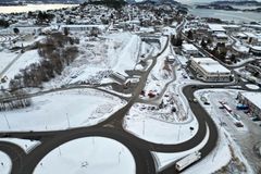 Oversikt over området for tunnelinnslag i aust, der ein ser den loddrette fjellveggen der tunnelane skal gå inn.