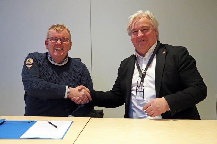 Kjell Inge Davik i Statens vegvesen og leiar Per Jonsson i NCC tar et godt handtrykk etter signeringa.