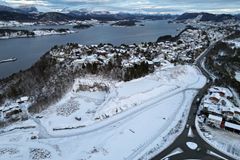 Oversikt over området for tunnelinnslag i vest, der ein ser den loddrette fjellveggen der tunnelane skal gå inn.