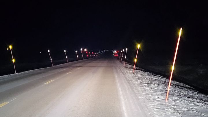 Ulike typer brøytestikker på testfelt langs E6 på Saltfjellet.