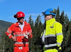 Bildet viser prosjektleder Bård Nyland i samtale med prosjektleder i NLS, Bernt Jøran Reinholtsen, i samtale. Bildeteksten sier, Åpenhet og respekt: De to prosjektlederne på Helgeland fant tidlig tonen. Felles åpenhet og respekt ble viktig for å løse utfordringen med løsmassesonen i Bergåstunnelen. Nyland til venstre og Reinholdtsen i LNS til høyre Foto: Statens vegvesen.