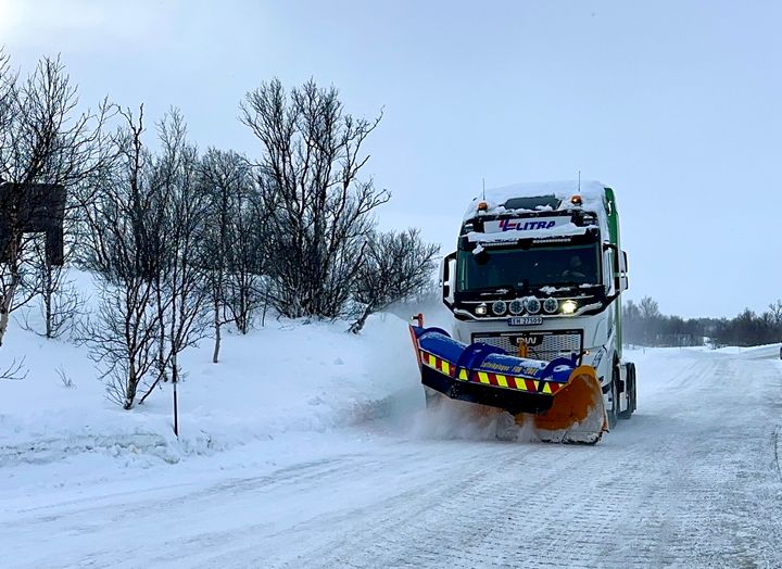 For første gang brøyter en el-lastebil en fjellovergang. Foto: Eli Ramstad, Statens vegvesen