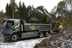 Statens vegvesen har tatt i bruk elektriske anleggsmaskiner på flere av sine veganlegg. Entreprenøren Vassbakk & Stol bruker både elektriske gravemaskiner og lastebiler på E39 Hove-Osli prosjektet i Sandnes. På bildet er det en 25 tonns gravemaskin som laster en elektrisk Volvo lastebil.