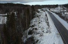E16 passerer nær skredområdet. Det er fjernet mye vegetasjon for å forberede arbeidene. (Foto: Ringerike kommune)