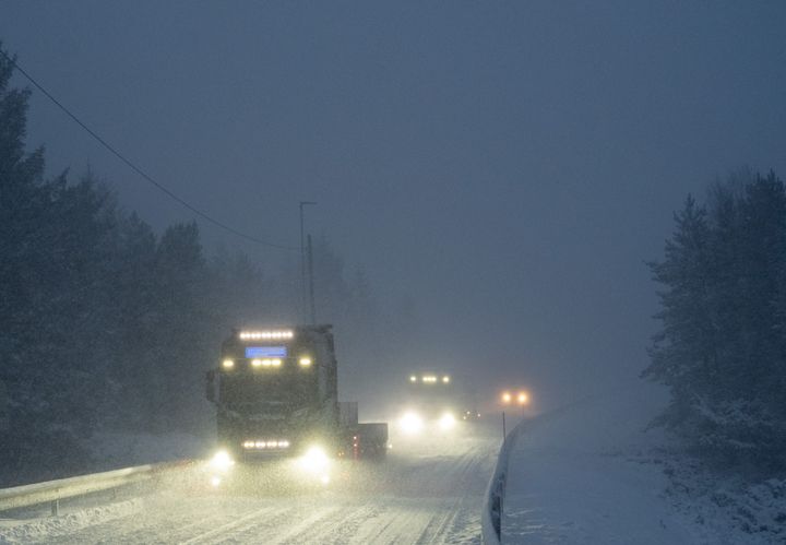 Vinterveier er utfordrende å kjøre på. Det krever mye oppmerksomhet og god planlegging fra deg som sjåfør.  Foto. Bård Asle Nordbø, Statens vegvesen