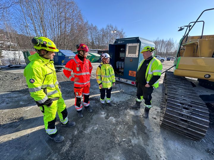 Prosjektleder Ole Eikeset og Ronny Kampen i Anlegg Øst har fått opp farten på det det elektriske anleggsarbeidet i sentrum av Gran. Det liker prosjektleder Mathilde Knobel Christensen i Hafslund Boost og byggeleder Håvard Vaaje i Statens vegvesen svært godt. Per Kollstad/Statens vegvesen