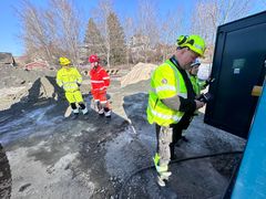 Etter litt starttøbbel får Ronny Kampen og de andre anleggsarbeiderne i Anlegg Øst ladet anleggsmaskinene. Mathilde Knobel Christensen i Hafslund Boost følger arbeider på Gran tett sammen med byggeleder Håvard Vaaje i Statens vegvesen. Ole Eikeset er prosjektleder for i Anlegg Øst på Gran.