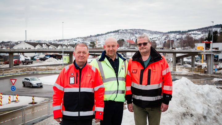 Bildet viser Geir Jørgensen, prosjektleder Statens vegvesen, Roy Løkken prosjektleder Anlegg Øst og byggeleder Ole Sollid, Statens vegvesen foran Seljestadbukta bru. Foto Martin Haagensen
