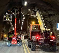 18 vifter er tatt ned i Væretunnelen i løpet av helga etter at det ble oppdaget for dårlig innfesting. (Foto: Statens vegvesen)