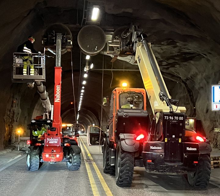 18 vifter er tatt ned i Væretunnelen i løpet av helga etter at det ble oppdaget for dårlig innfesting. (Foto: Statens vegvesen)