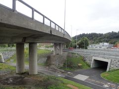 Bilde fra siden av E6 Sluppen Viadukt i Trondheim.