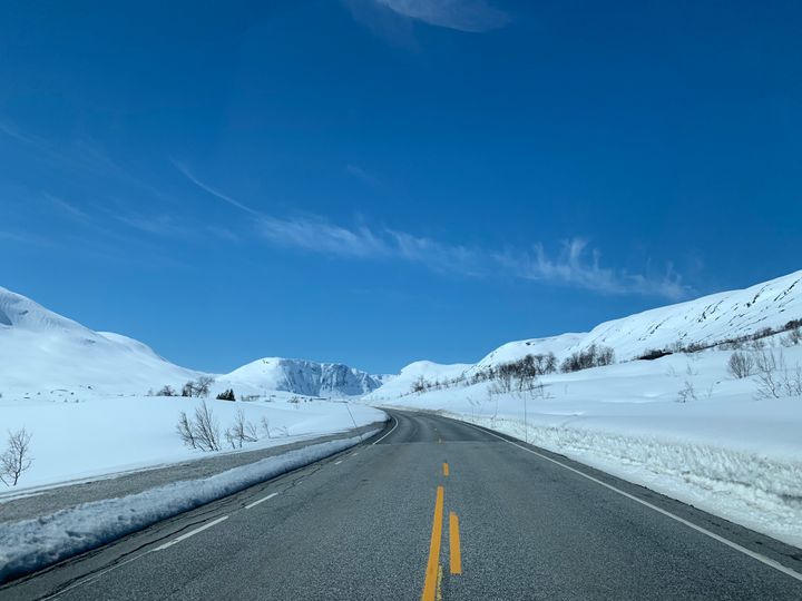 Sol og skyfri himmel er det vi ønsker oss i påsken, men været kan endre seg raskt, særlig i fjellet. Her er rv. 15 Strynefjellet badet i sol ved en tidligere anledning.