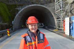 Kari Smådal Turøy, prosjektleder i Statens Vegvesen, utenfor tunnel.
